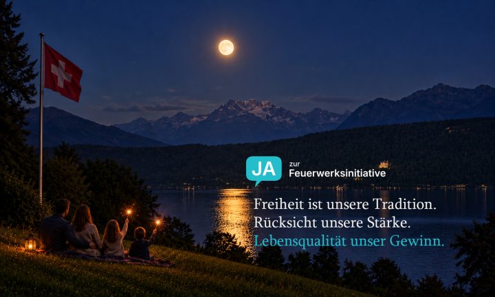 Grosses Bild: Familie mit Wunderkerzen am See, Slogan Freiheit ist unsere Tradition
